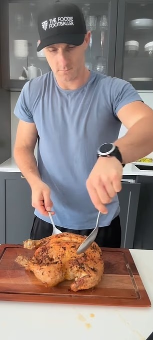 邮报：前英超球员皮尤退役后成为美食博主，分享健康食谱并教做菜