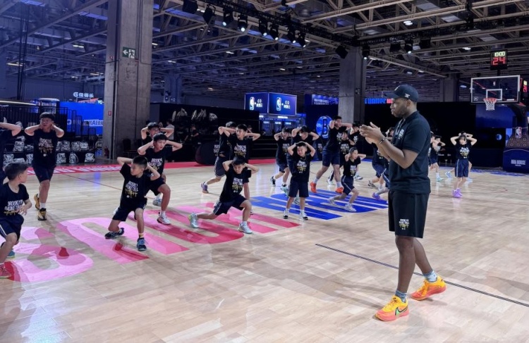 43名中小学生在澳门NBA中国赛沉浸式体验篮球训练