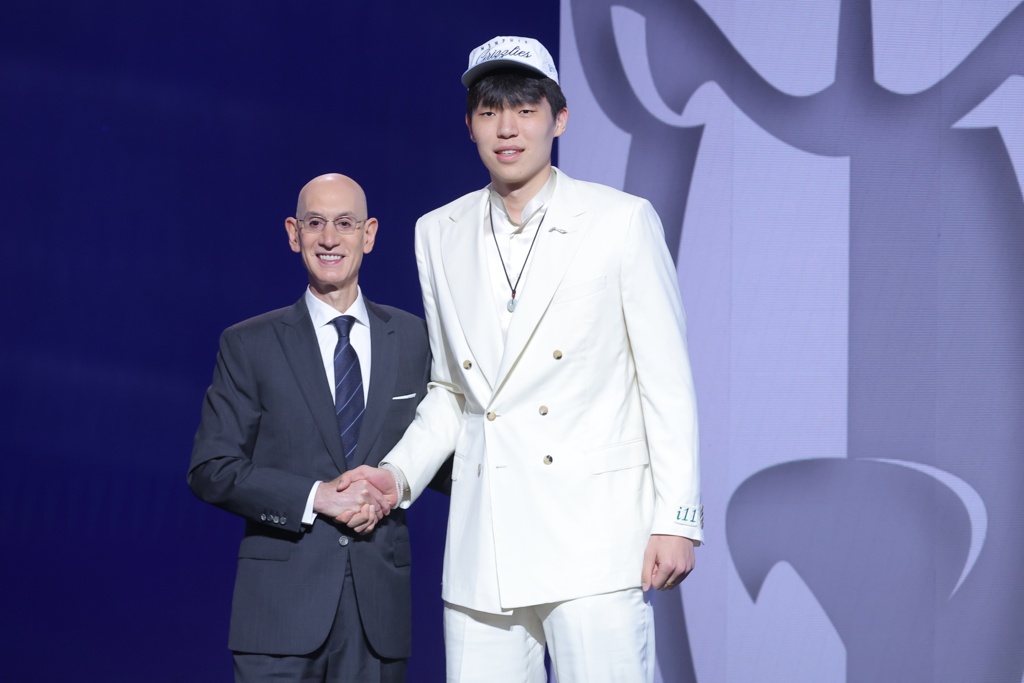 队记调侃：杨瀚森选秀大会的炸鸡是不是原本要等到19顺位前吃完？